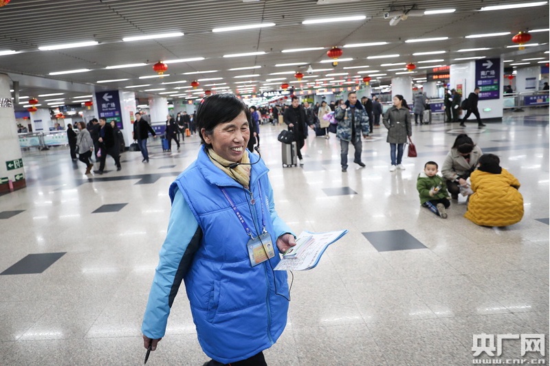 温暖回家路上的春运志愿者