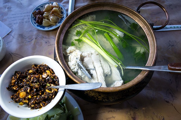 云南铜锅鱼滇大池蒸汽石锅鱼